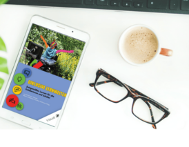 Ein Smartphone mit dem Buchtitelbild, eine Tasse Kaffee und eine Brille