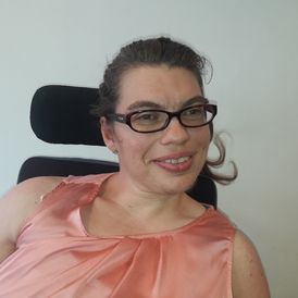 Isabella Aigner az ÖZIV munkatársa, aki szakértőként vesz részt a figyelemfelkeltő tréningeken. Feladata továbbá a fogyatékkal élők társadalmi beilleszkedésének ösztönzése és képviselete a szervezeten kívül.